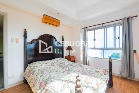 Second bedroom with sea view through the window and split aircon