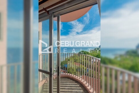 Curved balcony with sea view off the bedroom
