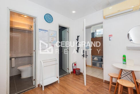 Guest room entry with an en-suite toilet and bath and a split-type air conditioner