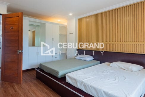 Guest room with built-in wardrobe, mirror and platform beds