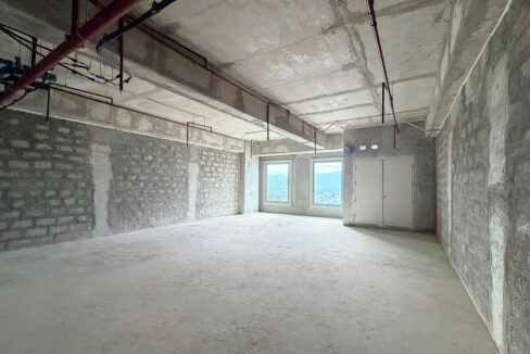 Column-free bare-shell floor plate ready for partitions and fit-out