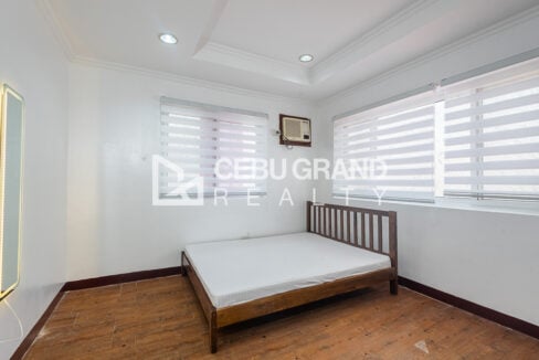 Corner bedroom at the Banilad townhouse with zebra blinds on two windows