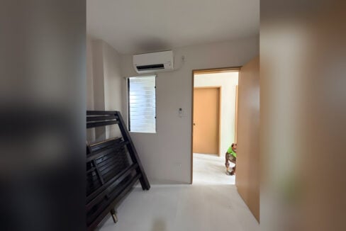 Rental room with a split-type air conditioner and a jalousie window