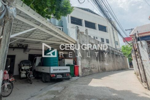 Covered carport at the entrance with room for vehicles