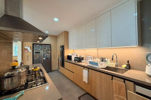 Gas cooktop, chimney hood and side-by-side refrigerator